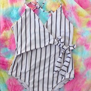 Cross tie stripe one piece🖤🤍